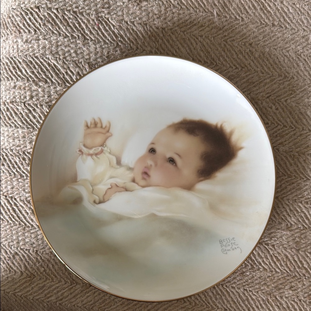 The Hamilton Collection Gold and White Ceramic Art Plate
